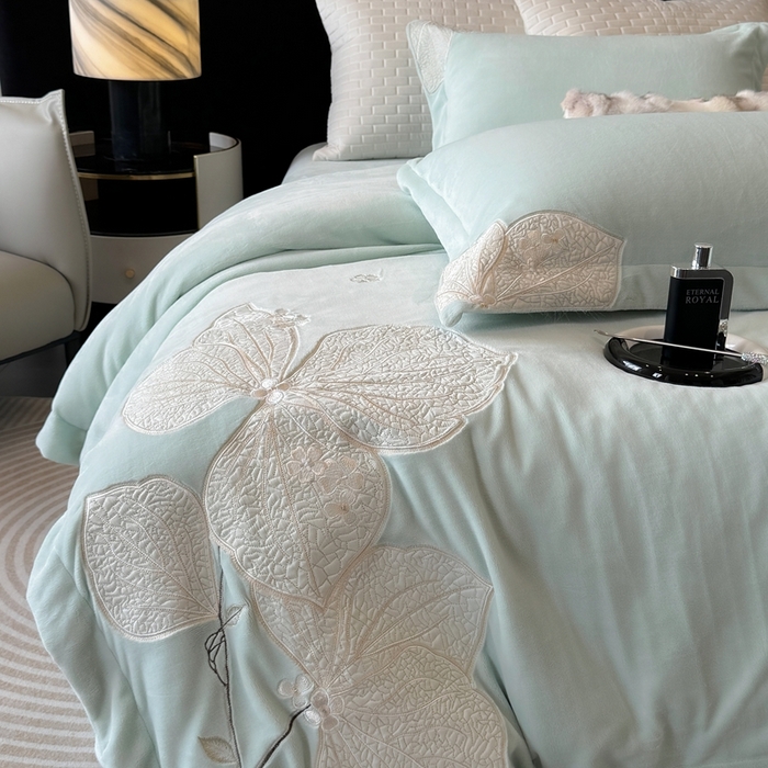 91家纺网 家纺一手货源 找家纺 （总）沐白家居 2024新款全消光高克重锦芙牛奶绒绣花四件套-香雪兰