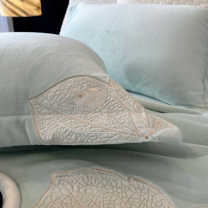 91家纺网 家纺一手货源 找家纺 （总）沐白家居 2024新款全消光高克重锦芙牛奶绒绣花四件套-香雪兰