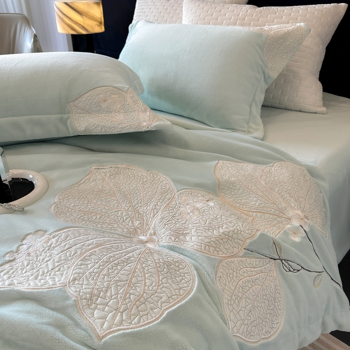 91家纺网 家纺一手货源 找家纺 沐白家居 2024新款全消光高克重锦芙牛奶绒绣花四件套-香雪兰 香雪兰-薄荷蓝