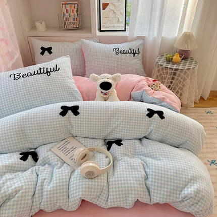 91家纺网 家纺一手货源 找家纺 （总）2024新款A类ins毛巾绣少女猫咪可爱蝴蝶结格子混搭加厚牛奶绒系列四件套
