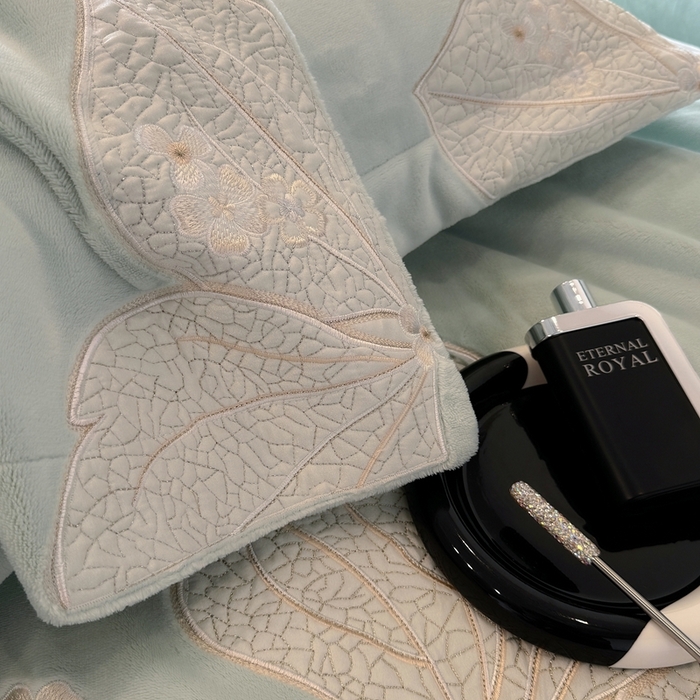 91家纺网 家纺一手货源 找家纺 沐白家居 2024新款全消光高克重锦芙牛奶绒绣花四件套-香雪兰 香雪兰-薄荷蓝