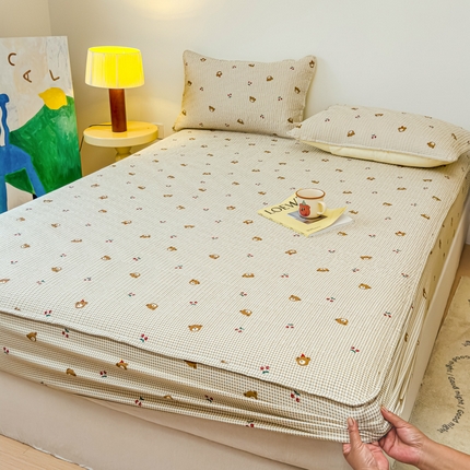 91家纺网 家纺一手货源 找家纺 寝居阁 2024新款13372全棉纯棉大豆纤维夹棉床笠 小熊草莓