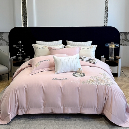 91家纺网 家纺一手货源 找家纺 棠颂家纺 2025新款亲肤锦梳棉磨毛刺绣四件套(礼盒款) 月桂女神--蜜桃粉