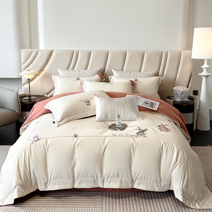 91家纺网 家纺一手货源 找家纺 棠颂家纺 2025新款亲肤锦梳棉磨毛刺绣四件套(礼盒款) 爱丽丝奇遇--空间白