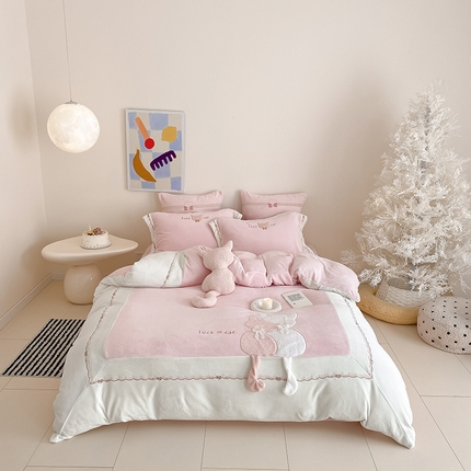 91家纺网 家纺一手货源 找家纺 （总）曼布缇 2025新品工艺款加厚牛奶绒绣花四件套-幸运猫