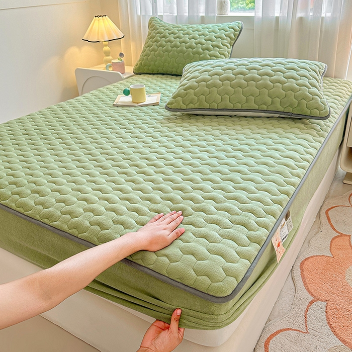 91家纺网 家纺一手货源 找家纺 曼之夏 2024新款A类牛奶绒抗菌夹棉保暖床笠 抹茶绿