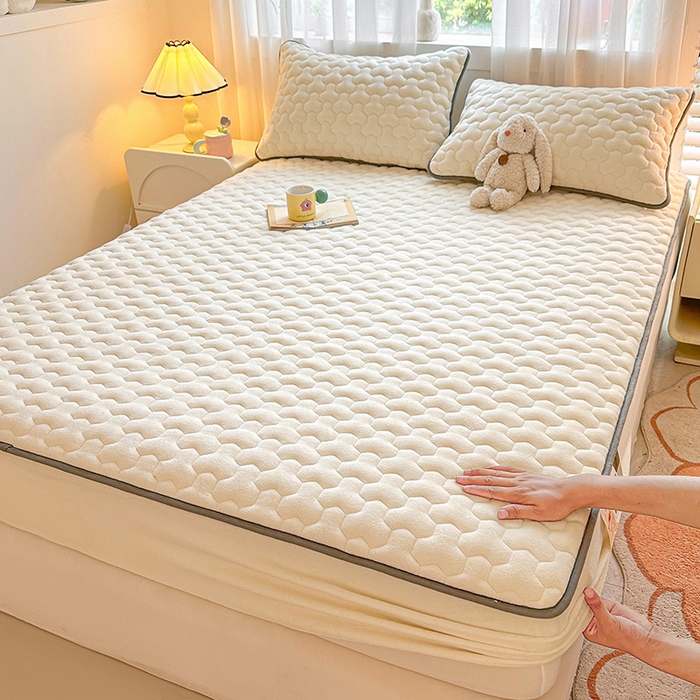 91家纺网 家纺一手货源 找家纺 曼之夏 2024新款A类牛奶绒抗菌夹棉保暖床笠 奶白