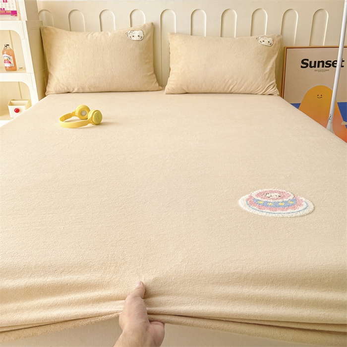 91家纺网 家纺一手货源 找家纺 布卢姆床垫 2025新款A类牛奶绒毛巾绣床笠 奶油猫-可可糖