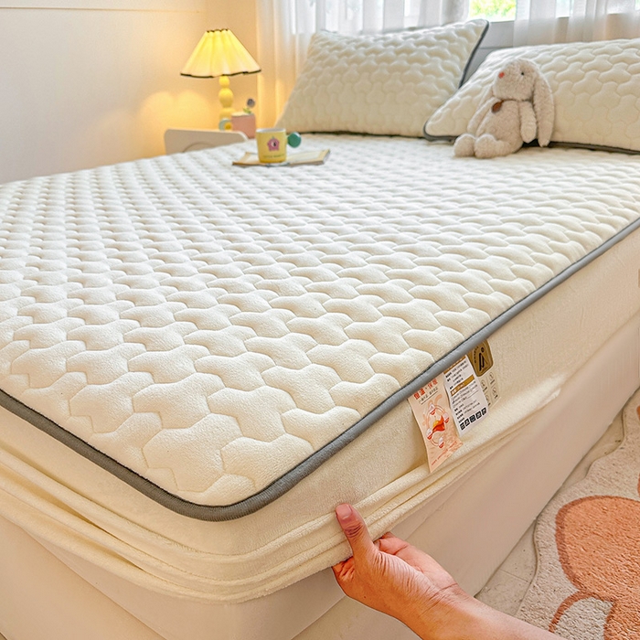 91家纺网 家纺一手货源 找家纺 曼之夏 2024新款A类牛奶绒抗菌夹棉保暖床笠 奶白