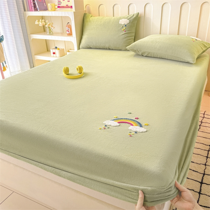 91家纺网 家纺一手货源 找家纺 布卢姆床垫 2025新款A类牛奶绒毛巾绣床笠 彩虹云朵-抹茶绿