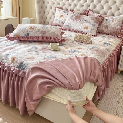 91家纺网 家纺一手货源 找家纺 2024新款高克重印花牛奶绒加厚夹棉系列-床笠裙 花优梦