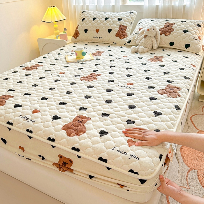 91家纺网 家纺一手货源 找家纺 曼之夏 2024新款A类牛奶绒抗菌夹棉保暖床笠 爱心小熊