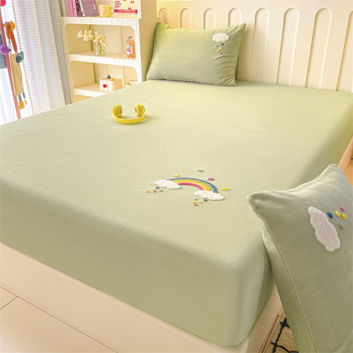 91家纺网 家纺一手货源 找家纺 布卢姆床垫 2025新款A类牛奶绒毛巾绣床笠 彩虹云朵-抹茶绿