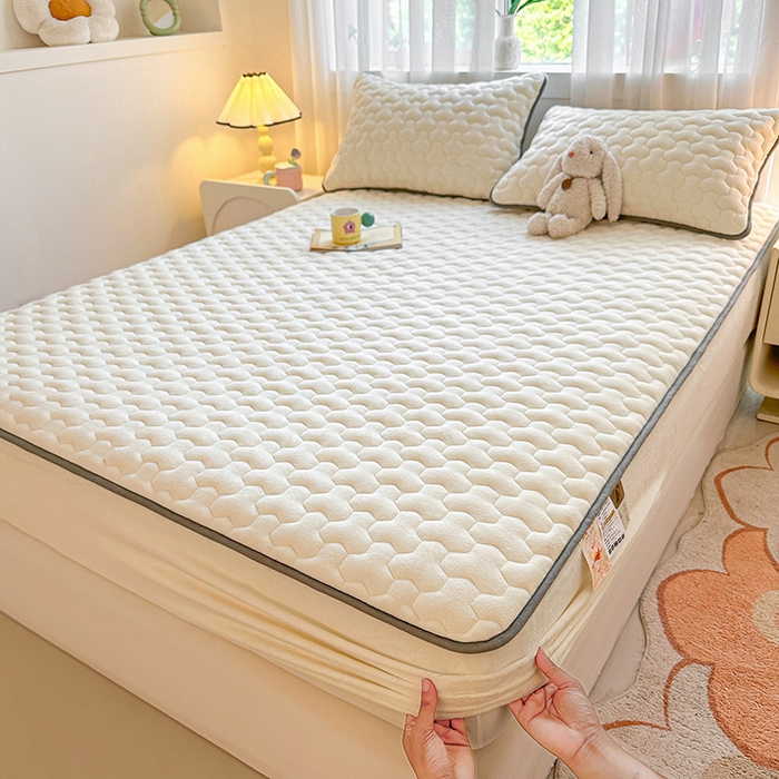 91家纺网 家纺一手货源 找家纺 曼之夏 2024新款A类牛奶绒抗菌夹棉保暖床笠 奶白