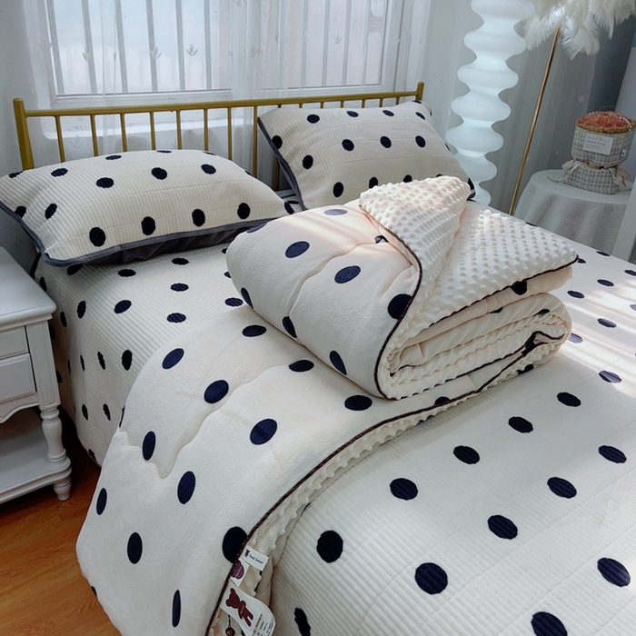91家纺网 家纺一手货源 找家纺 暖居 2024新款牛奶绒豆豆被床盖四件套奶白大波点