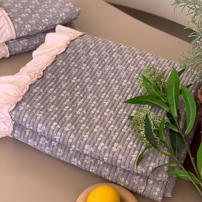 91家纺网 家纺一手货源 找家纺 汇庭 2024新款-天丝棉印花床盖三件套系列 灰美尔庄园