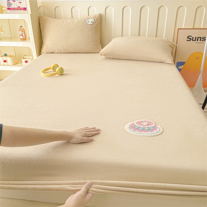 91家纺网 家纺一手货源 找家纺 布卢姆床垫 2025新款A类牛奶绒毛巾绣床笠 奶油猫-可可糖