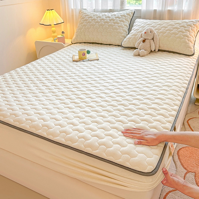 91家纺网 家纺一手货源 找家纺 曼之夏 2024新款A类牛奶绒抗菌夹棉保暖床笠 奶白