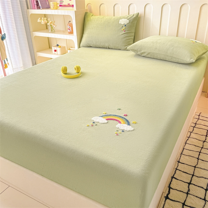 91家纺网 家纺一手货源 找家纺 布卢姆床垫 2025新款A类牛奶绒毛巾绣床笠 彩虹云朵-抹茶绿