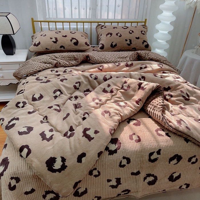 91家纺网 家纺一手货源 找家纺 暖居 2024新款牛奶绒豆豆被床盖四件套时尚豹纹