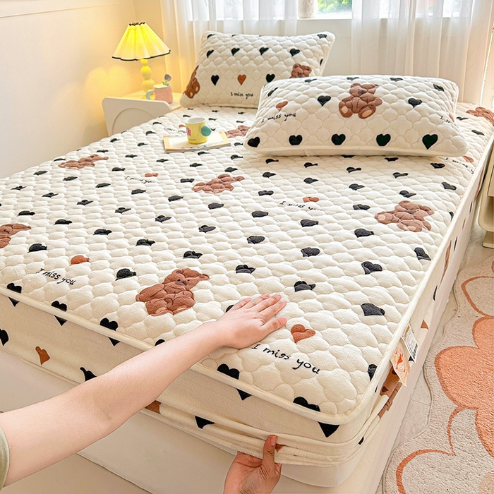 91家纺网 家纺一手货源 找家纺 曼之夏 2024新款A类牛奶绒抗菌夹棉保暖床笠 爱心小熊