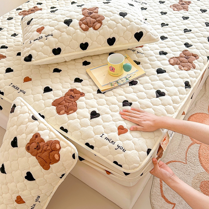 91家纺网 家纺一手货源 找家纺 曼之夏 2024新款A类牛奶绒抗菌夹棉保暖床笠 爱心小熊