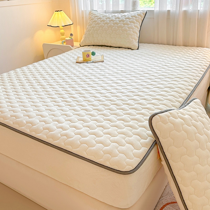 91家纺网 家纺一手货源 找家纺 曼之夏 2024新款A类牛奶绒抗菌夹棉保暖床笠 奶白