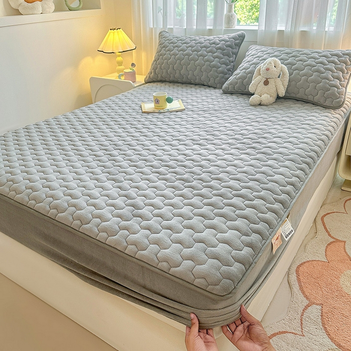 91家纺网 家纺一手货源 找家纺 曼之夏 2024新款A类牛奶绒抗菌夹棉保暖床笠 烟灰