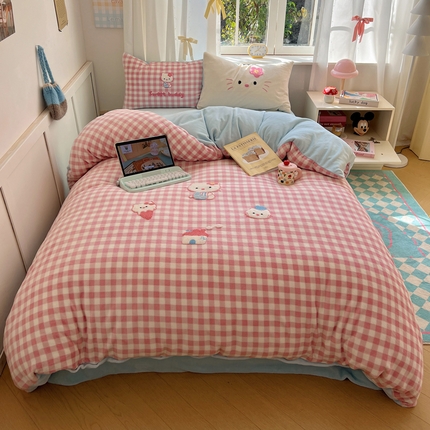 91家纺网 家纺一手货源 找家纺 2024新款牛奶绒猫咪毛巾绣系列四件套 甜品猫咪