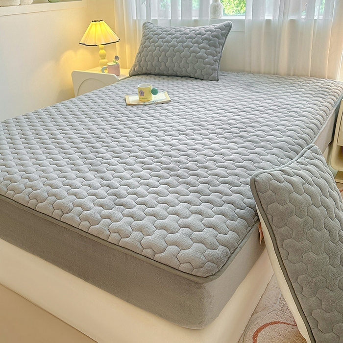 91家纺网 家纺一手货源 找家纺 曼之夏 2024新款A类牛奶绒抗菌夹棉保暖床笠 烟灰