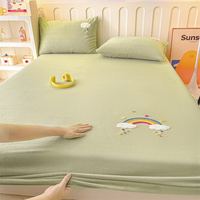 91家纺网 家纺一手货源 找家纺 布卢姆床垫 2025新款A类牛奶绒毛巾绣床笠 彩虹云朵-抹茶绿