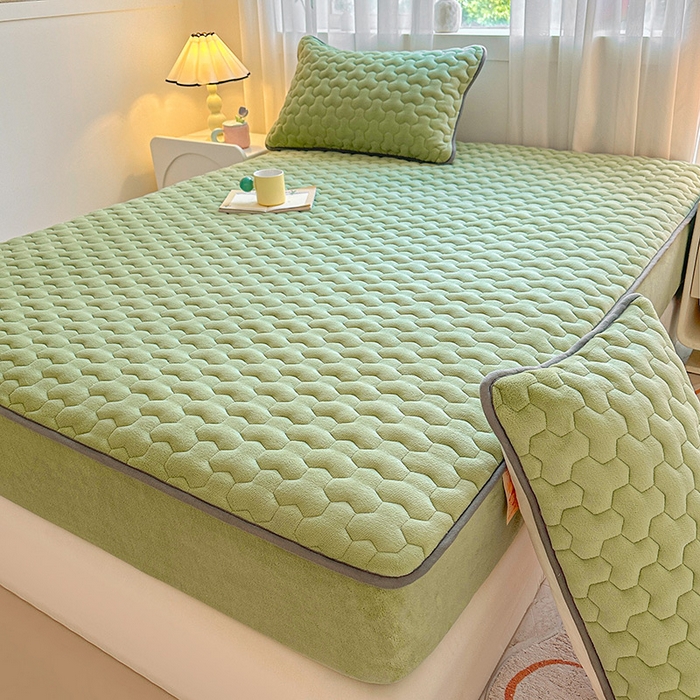 91家纺网 家纺一手货源 找家纺 曼之夏 2024新款A类牛奶绒抗菌夹棉保暖床笠 抹茶绿