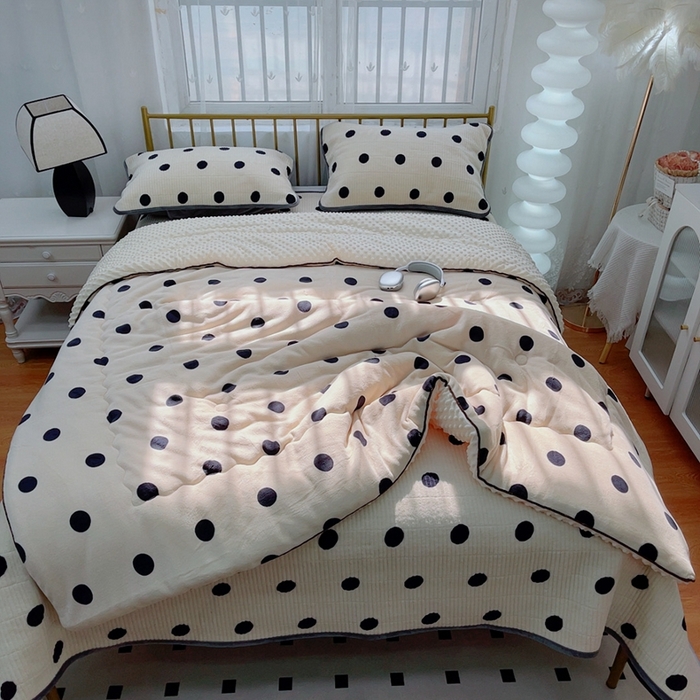 91家纺网 家纺一手货源 找家纺 暖居 2024新款牛奶绒豆豆被床盖四件套奶白大波点