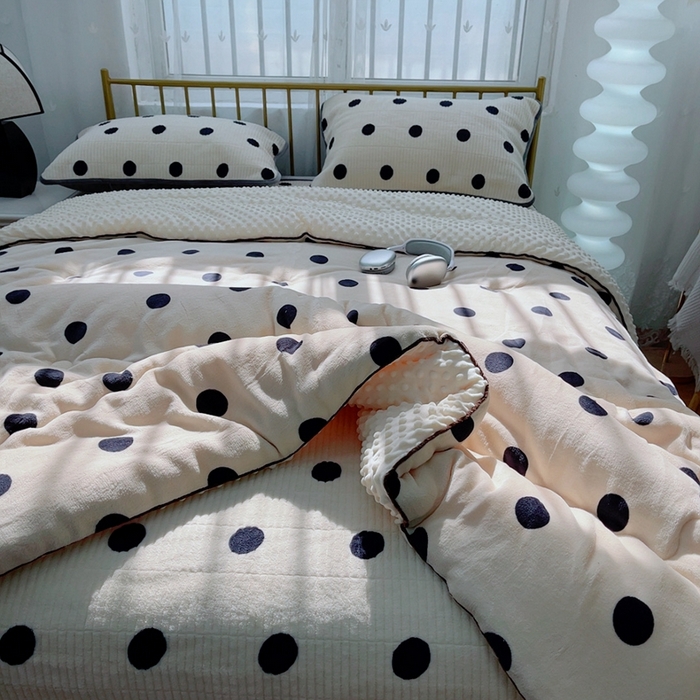 91家纺网 家纺一手货源 找家纺 暖居 2024新款牛奶绒豆豆被床盖四件套奶白大波点