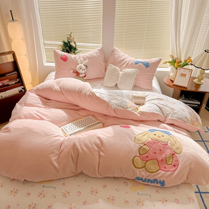 91家纺网 家纺一手货源 找家纺 （总）子钦家纺 2024秋冬爆款A类牛奶绒毛巾绣床单床笠四件套11月