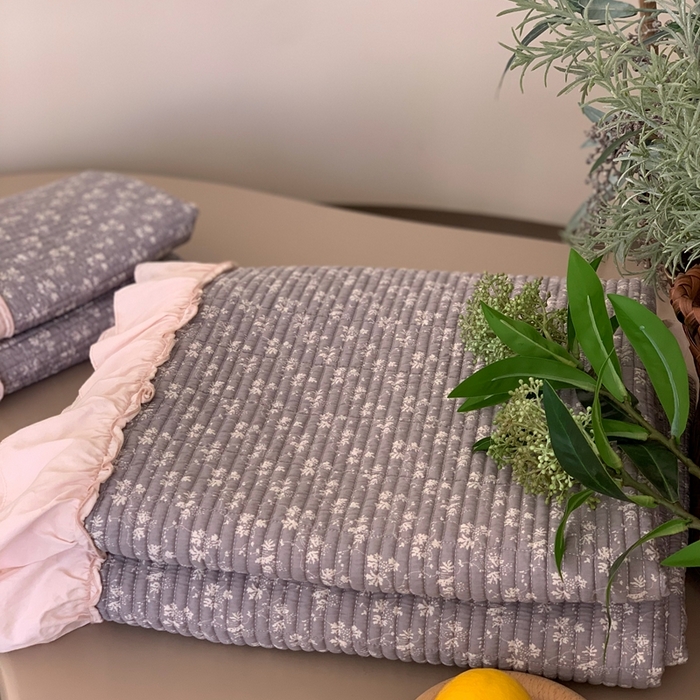 91家纺网 家纺一手货源 找家纺 汇庭 2024新款-天丝棉印花床盖三件套系列 灰美尔庄园