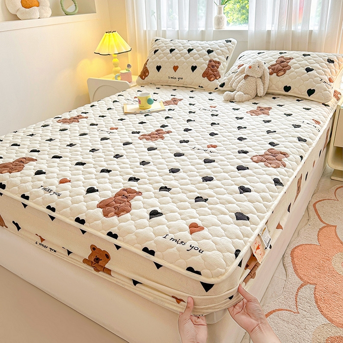 91家纺网 家纺一手货源 找家纺 曼之夏 2024新款A类牛奶绒抗菌夹棉保暖床笠 爱心小熊