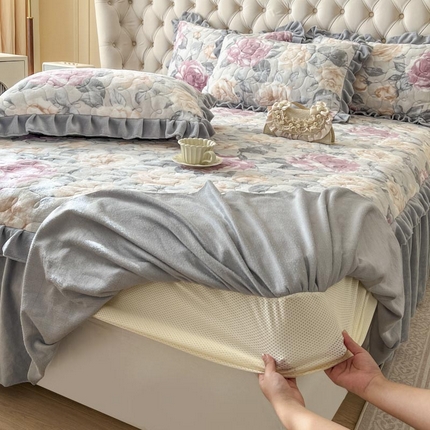 91家纺网 家纺一手货源 找家纺 2024新款高克重印花牛奶绒加厚夹棉系列-床笠裙 妮可