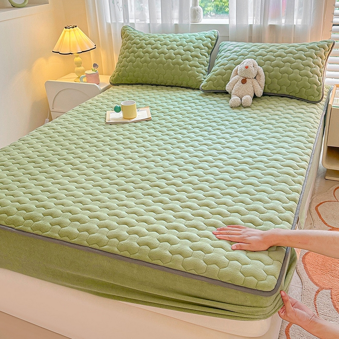 91家纺网 家纺一手货源 找家纺 曼之夏 2024新款A类牛奶绒抗菌夹棉保暖床笠 抹茶绿