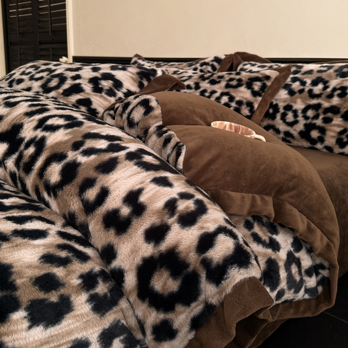 91家纺网 家纺一手货源 找家纺 绒世界 2024秋冬新款丹麦绒宽边牛奶绒四件套 宽边兔绒-豹纹咖