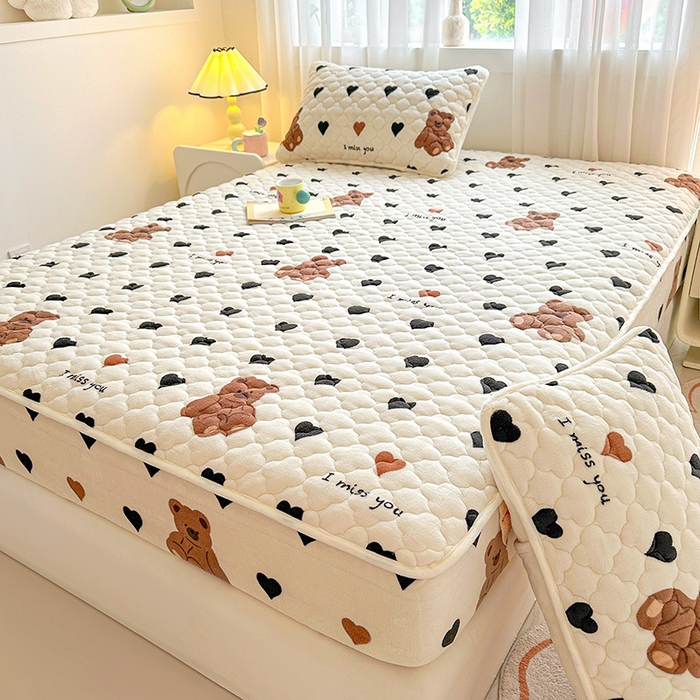 91家纺网 家纺一手货源 找家纺 曼之夏 2024新款A类牛奶绒抗菌夹棉保暖床笠 爱心小熊