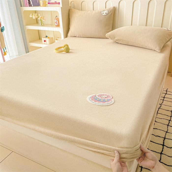 91家纺网 家纺一手货源 找家纺 布卢姆床垫 2025新款A类牛奶绒毛巾绣床笠 奶油猫-可可糖