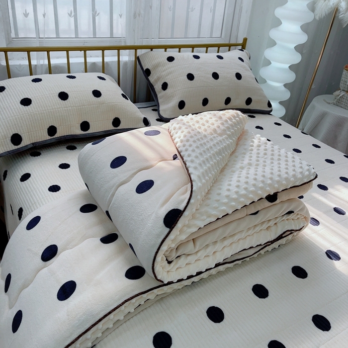 91家纺网 家纺一手货源 找家纺 暖居 2024新款牛奶绒豆豆被床盖四件套奶白大波点