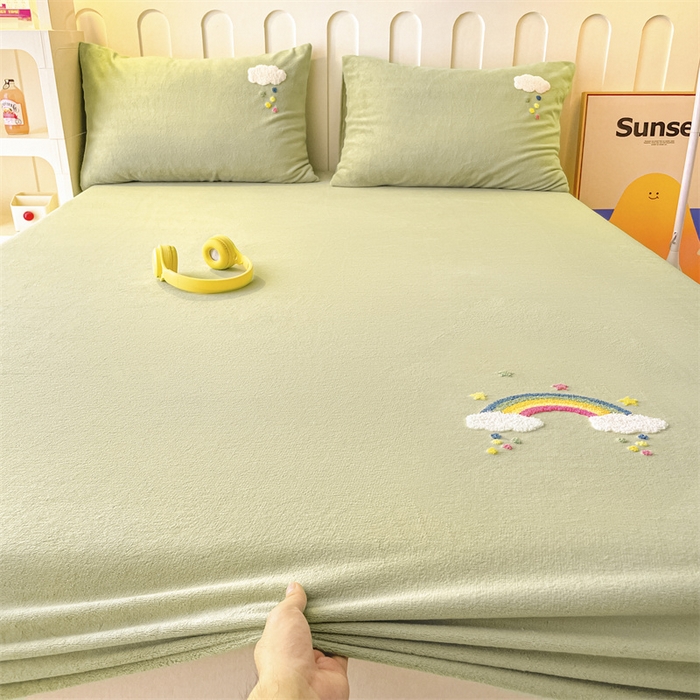 91家纺网 家纺一手货源 找家纺 布卢姆床垫 2025新款A类牛奶绒毛巾绣床笠 彩虹云朵-抹茶绿