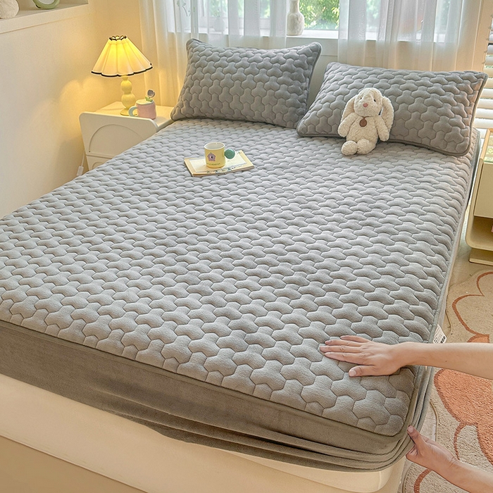 91家纺网 家纺一手货源 找家纺 曼之夏 2024新款A类牛奶绒抗菌夹棉保暖床笠 烟灰