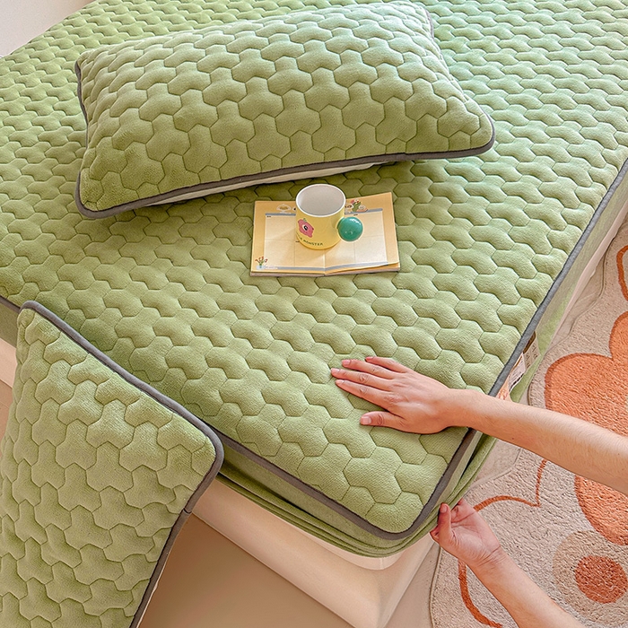 91家纺网 家纺一手货源 找家纺 曼之夏 2024新款A类牛奶绒抗菌夹棉保暖床笠 抹茶绿