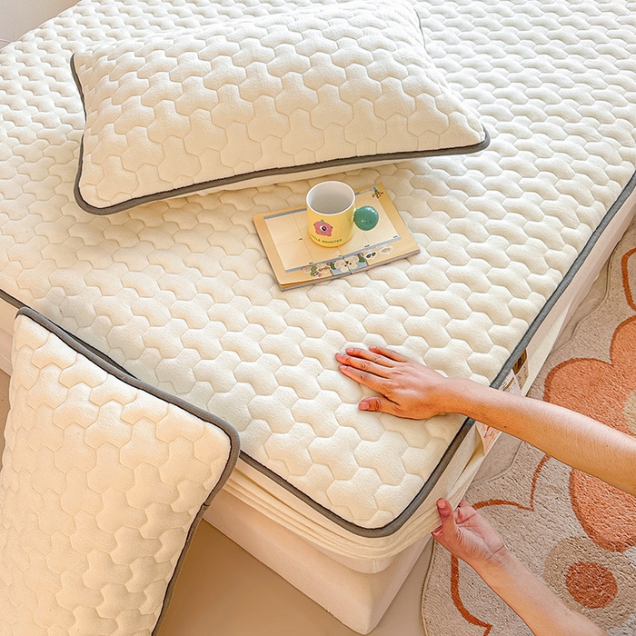 91家纺网 家纺一手货源 找家纺 曼之夏 2024新款A类牛奶绒抗菌夹棉保暖床笠 奶白