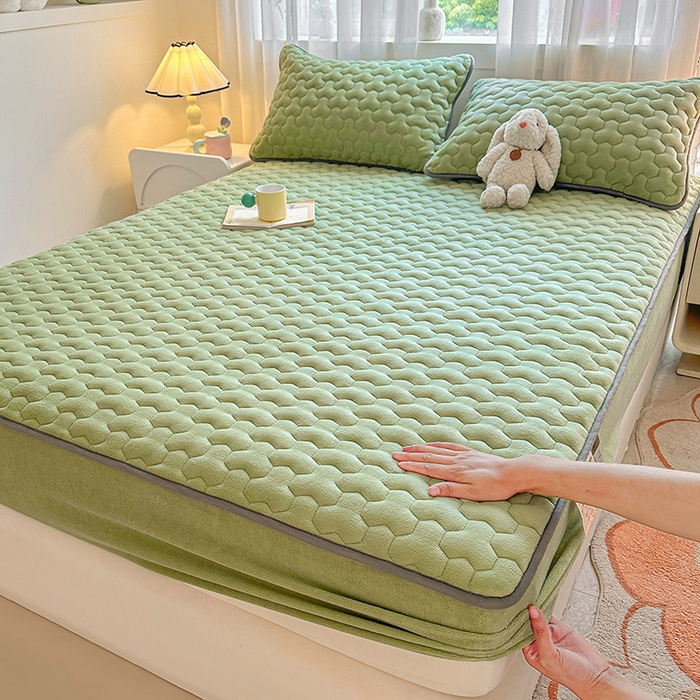 91家纺网 家纺一手货源 找家纺 曼之夏 2024新款A类牛奶绒抗菌夹棉保暖床笠 抹茶绿