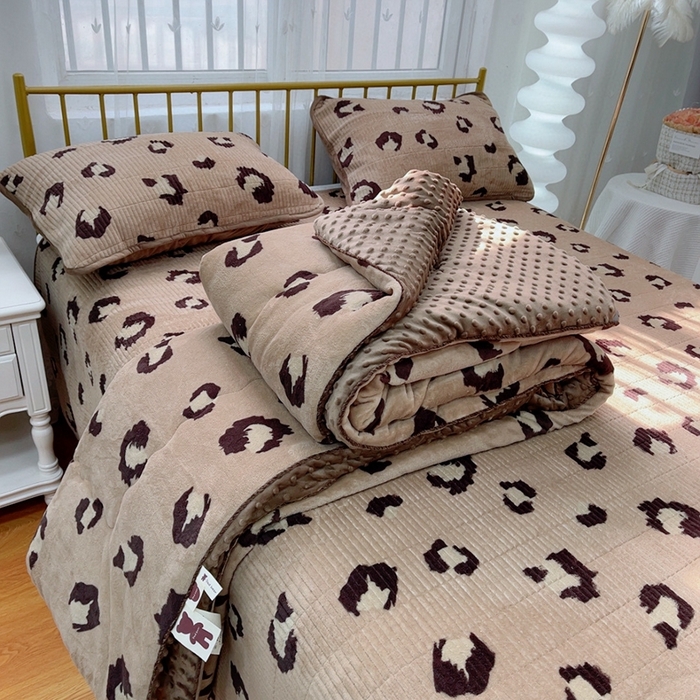 91家纺网 家纺一手货源 找家纺 暖居 2024新款牛奶绒豆豆被床盖四件套时尚豹纹