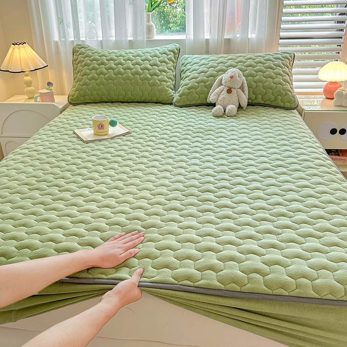 91家纺网 家纺一手货源 找家纺 曼之夏 2024新款A类牛奶绒抗菌夹棉保暖床笠 抹茶绿